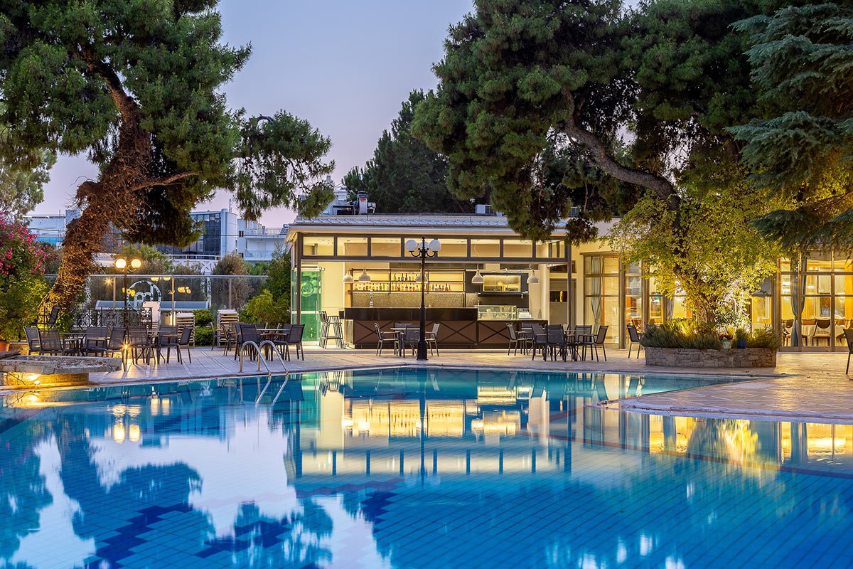 Τα εξωτερικά τραπέζια μας δίπλα στο pool bar και την πισίνα