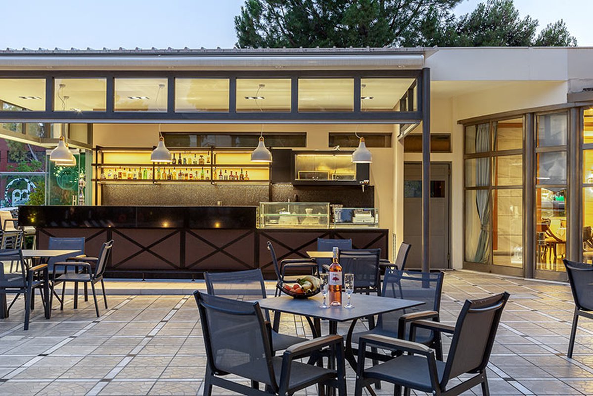 Τα εξωτερικά τραπέζια μας δίπλα στο pool bar και την πισίνα
