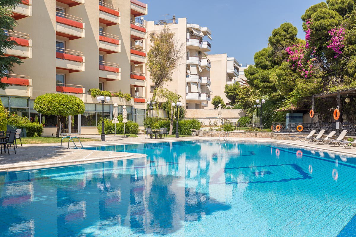 Η πίσω πλευρά του ξενοδοχείου μας με την πισίνα και τις ξαπλώστρες